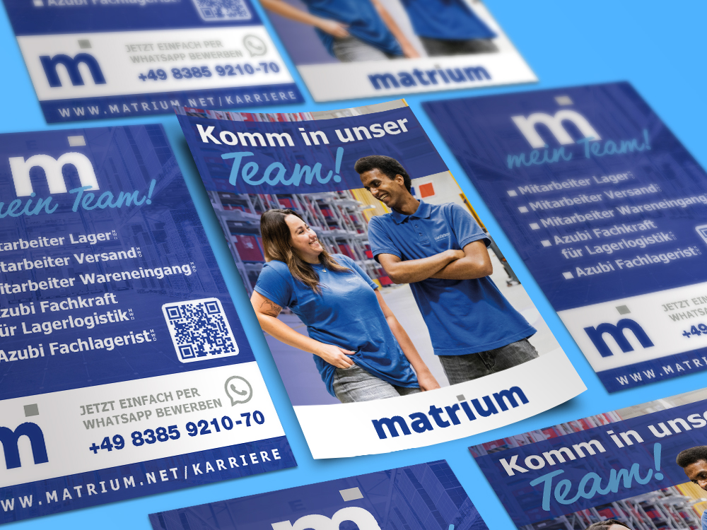 Matrium Messeflyer für Printmedien Gedruckte Messeflyer von Matrium in Blau mit QR-Code, Textinformationen und Bild eines jungen Teams – Werbematerial zur Nachwuchsgewinnung.