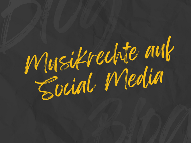 Musikrechte auf Social Media Dunkler Hintergrund mit handgeschriebener gelber Schrift „Musikrechte auf Social Media“.