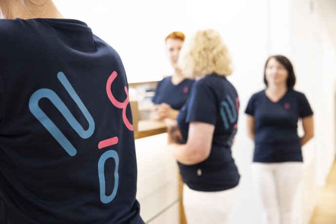 Das Praxisteam der Hausarztpraxis Dr. Schön & Kollegen im Gespräch im Empfangsbereich