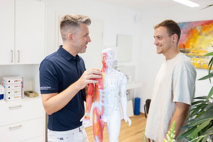 Dr. Schön im Arztgespräch mit einem Patienten