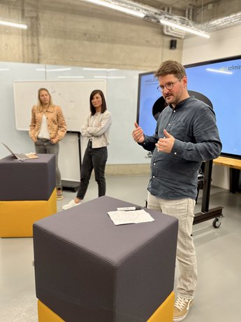 Paneldiskussion beim TalentTalk Marvin Lang präsentiert zum Thema Mitarbeiterbindung