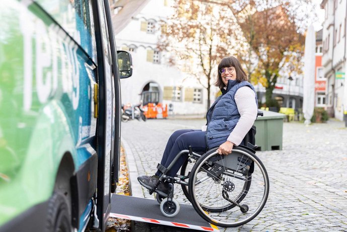 Rollstuhlfahrerin steig in MOBI Bus ein