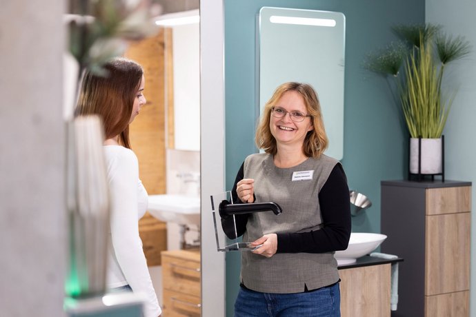 Zwei Personen bei einer Besprechung im Büro von Team Hörmann