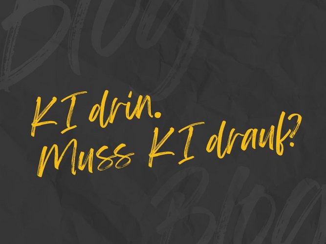Dunkelgraue Bloggrafik mit gelber handschriftlicher Aufschrift „KI drin. Muss KI drauf?“ zum Thema KI-Kennzeichnungspflicht.