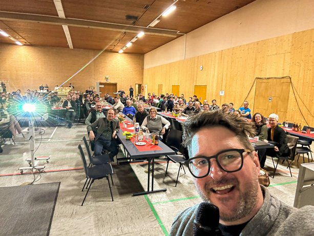 Selfie von Marvin Lang und Publikum bei der Milchviehhaltertagung in Amtzell