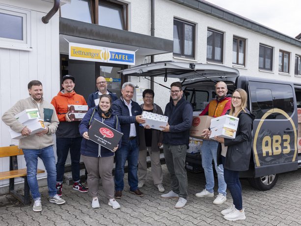 Gruppenbild von Alpenblickdrei bei der Spendenaktion vor der Tettnager Tafel