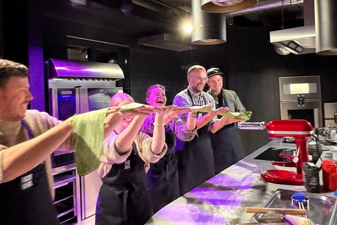 Team rollt Nudelteig beim Kochkurs im Fachwerk Tettnang