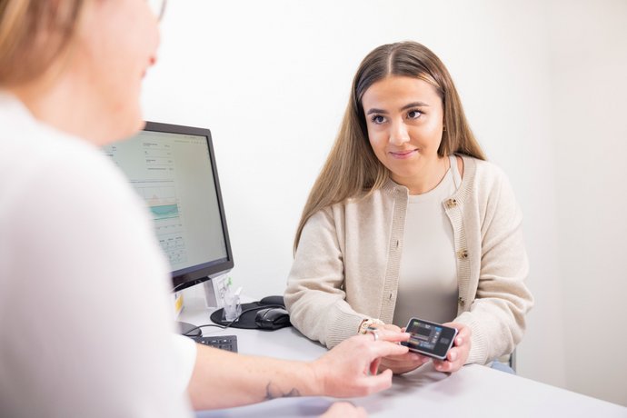Eine Patientin im Gespräch mit einer Ärztin