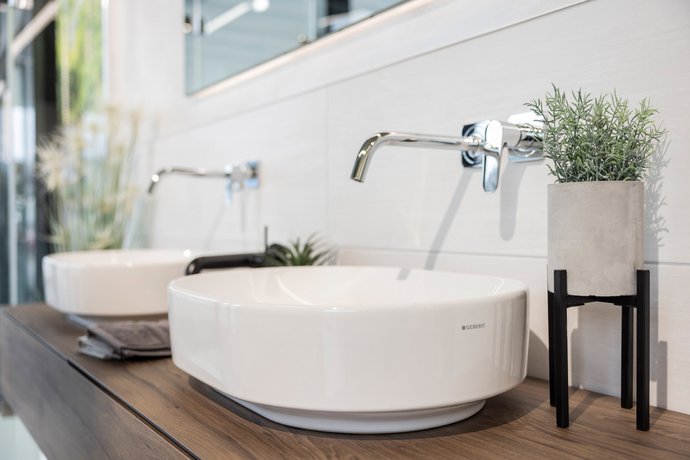 Moderne Badgestaltung mit freistehender Badewanne von Team Hörmann