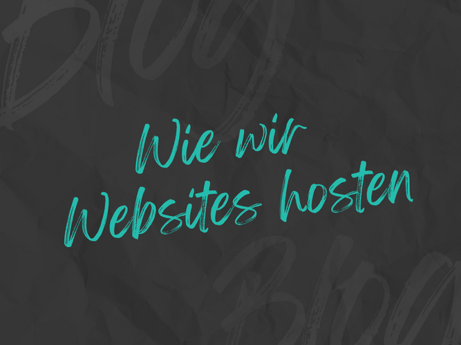 Cyanfarbener Schriftzug „Wie wir Websites hosten“ auf dunkelgrauem Hintergrund.