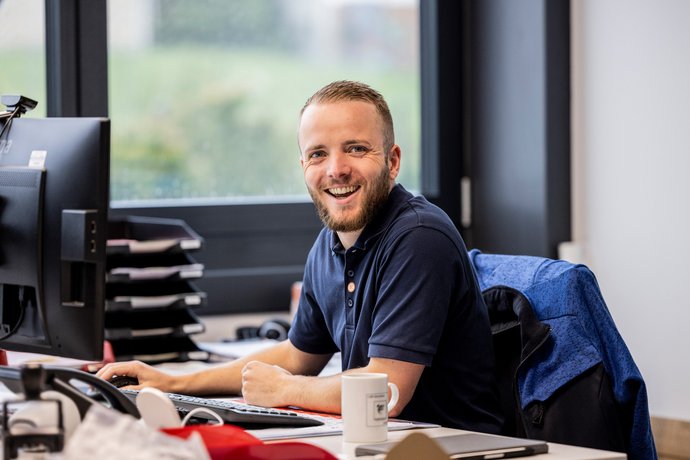 Ein Mitarbeiter von Elektro Kessler sitzt am Schreibtisch
