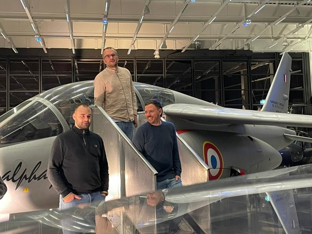 Zwei Männer zwischen Oldtimer Flugzeugen im Dornier Museum