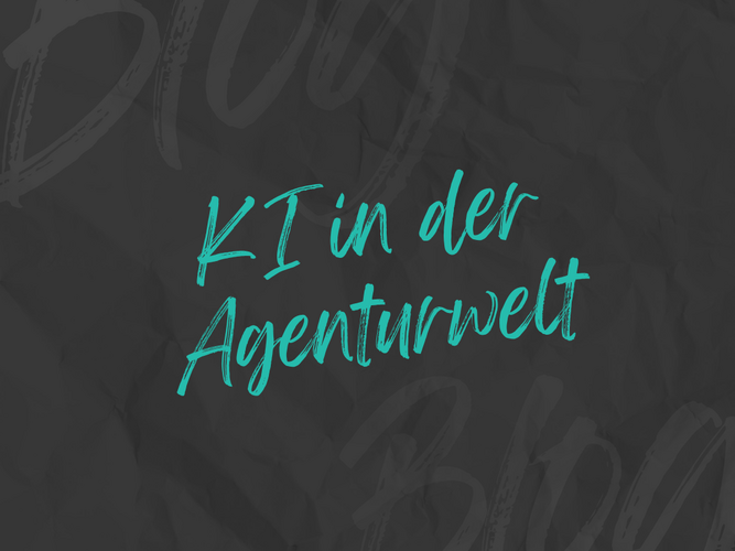 Cyanfarbener Schriftzug „KI in der Agenturwelt“ auf dunkelgrauem Hintergrund.