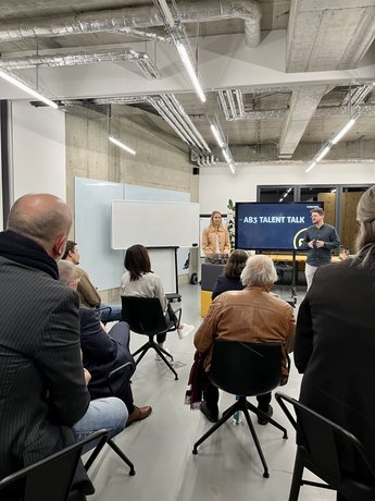 Eröffnung des TalentTalk-Events Eröffnung des Talent Talks, Menschen hören beim Vortrag zu