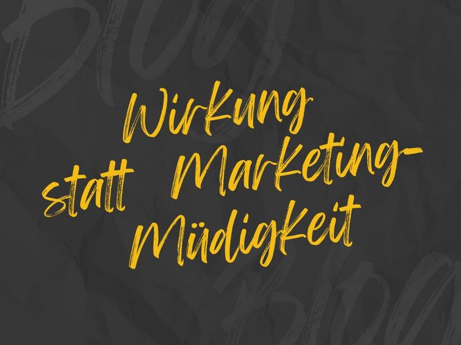Text in gelber Schrift auf dunklem Hintergrund: „Keine Marketing-Müdigkeit. Sondern Wirkung.“ Die Botschaft betont Effektivität statt Erschöpfung im Marketing.