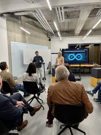 Vortrag zur Mitarbeiterbindung beim TalentTalk Talent Talk Veranstaltung Veranstalter beim Vortrag Menschen hören beim Vortrag zu