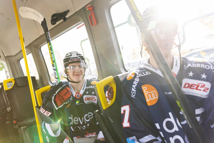 Eishockeyspieler Towerstars im MOBI auf der Fahrt zum Stadion
