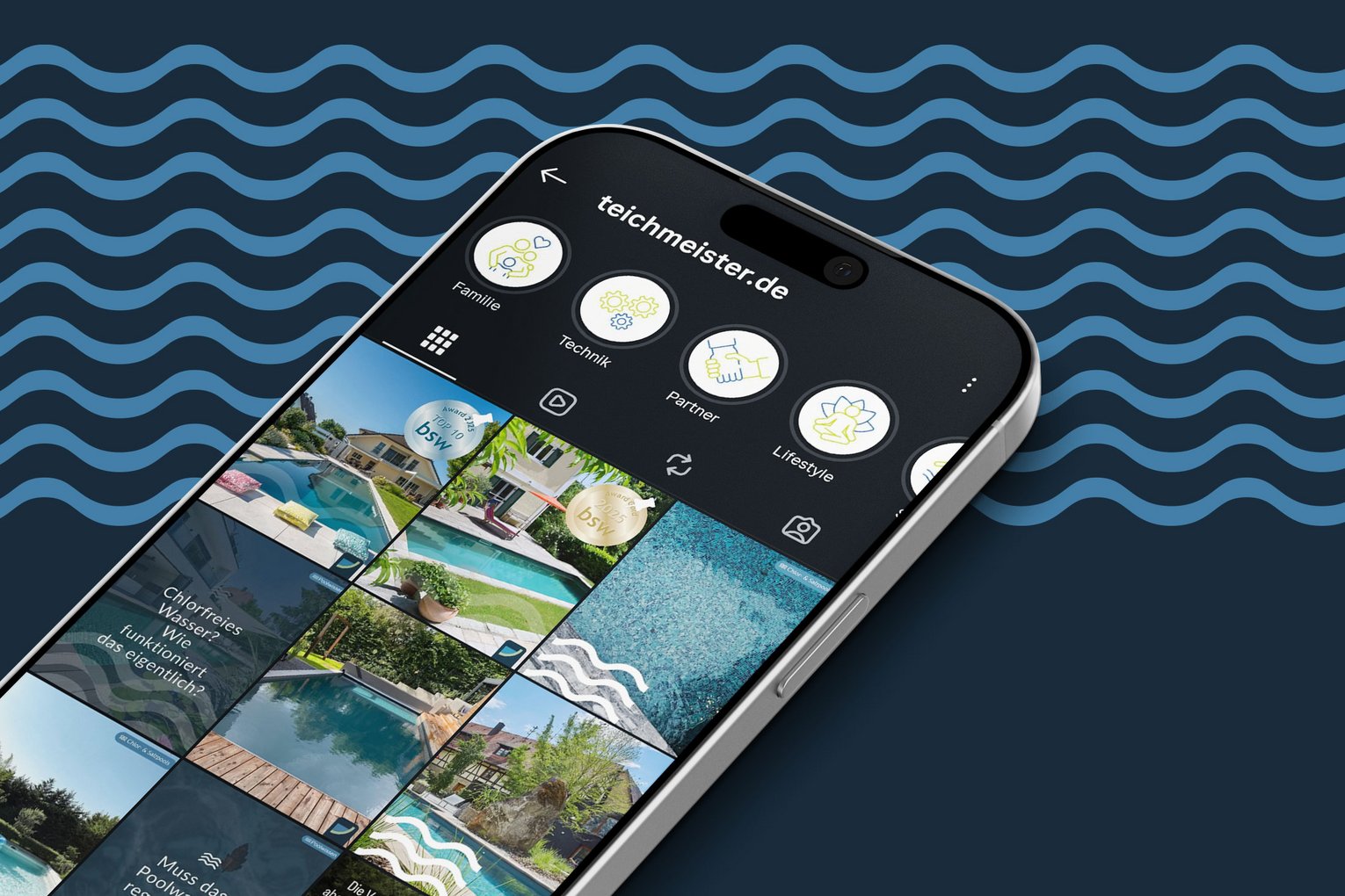 Smartphone zeigt eine Instagram-Seite von teichmeister.de mit Bildern von Teichen und Pools vor blauem wellenförmigem Hintergrund.