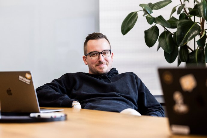 Fokuszeit im Einzelbüro Mitarbeiter der Alpenblickdrei Werbeagentur arbeitet konzentriert allein mit Laptop am Tisch.