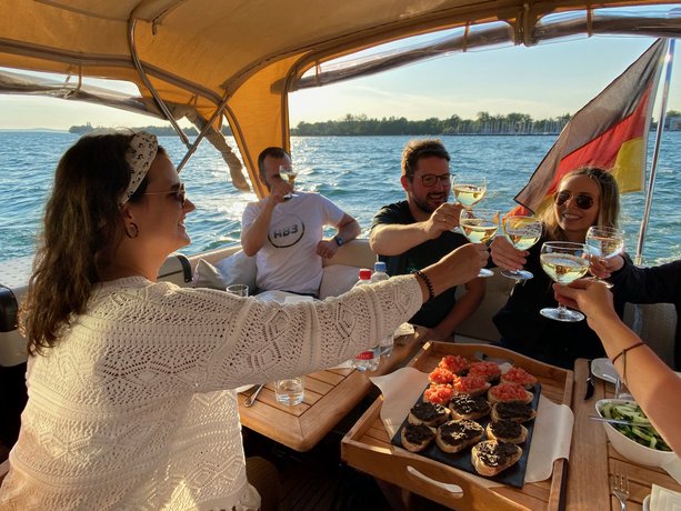 AB3 auf dem Boot beim Anstoßen vor dem Hafen von Kressbronn am Bodensee