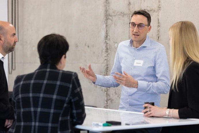 Besprechung Armin Hipper von BUNAWI und Teilnehmer der BUNAWI Inspirations Days