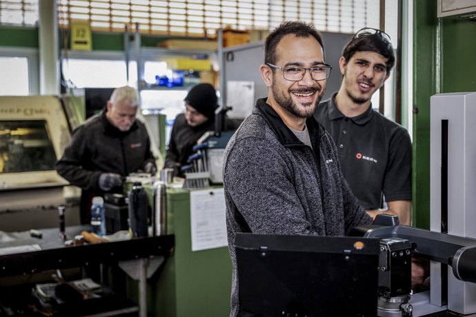 Kern Antriebstechnik Zerspanungsmitarbeiter lächeln