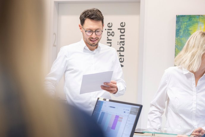 Dr. Kirsner steht am Empfang seiner Arztpraxis