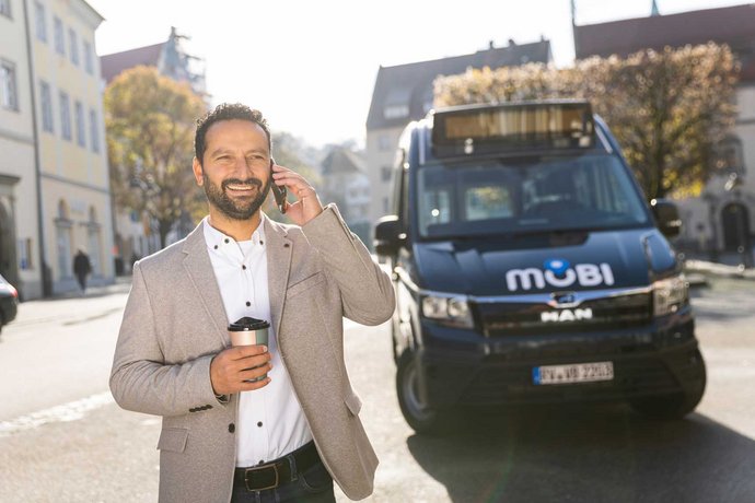 Person auf dem Weg zum Meeting mit MOBI