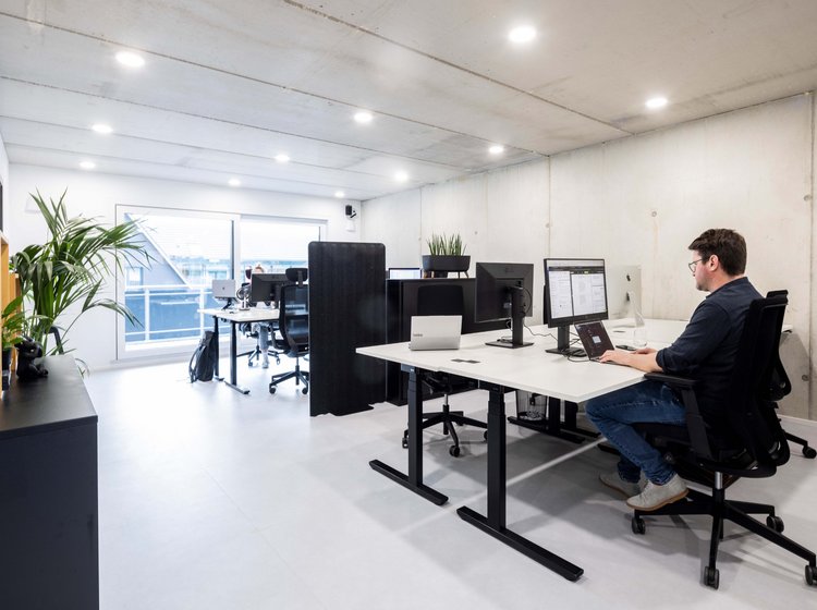 Mann sitzt an Co-Working Schreibtisch bei Alpenblickdrei in Bad Waldsee