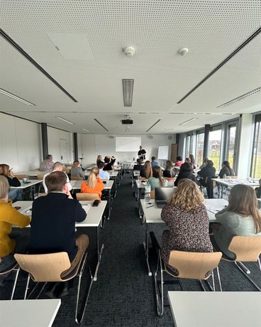 Mitarbeiter der IHK hören bei einem Workshop von AB3 zu