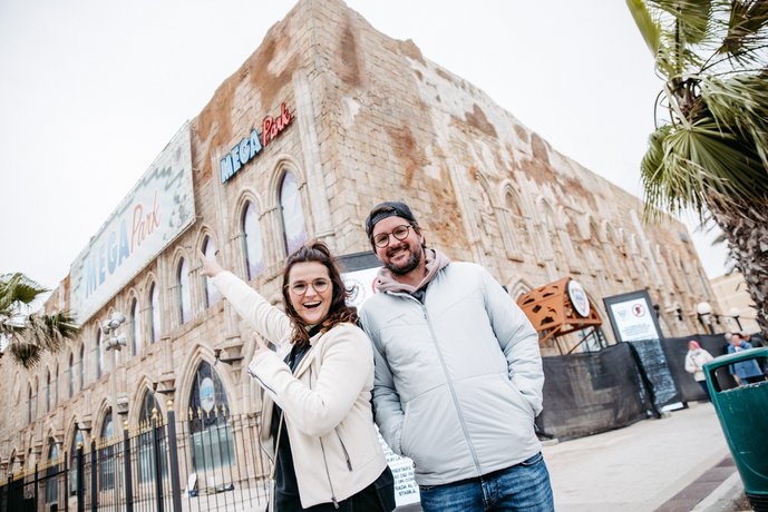 Marvin Lang und Katharina Nold vor dem Mega Park am Ballermann