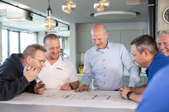 Mitarbeiter von Team Hörmann bei einem Teammeeting