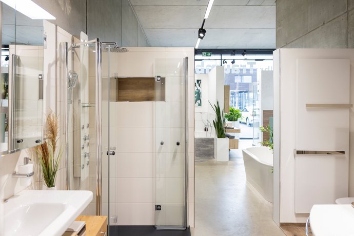 Badezimmeransicht mit moderner Ausstattung von Team Hörmann