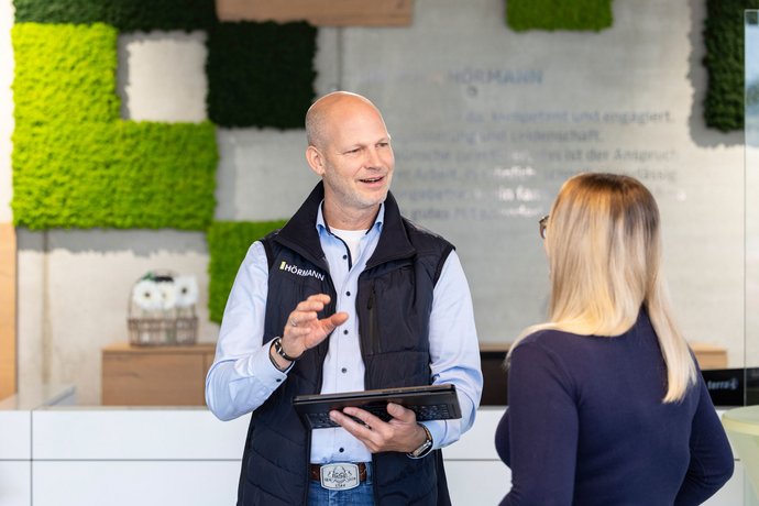 Führungskräfte von Team Hörmann bei einem Treffen