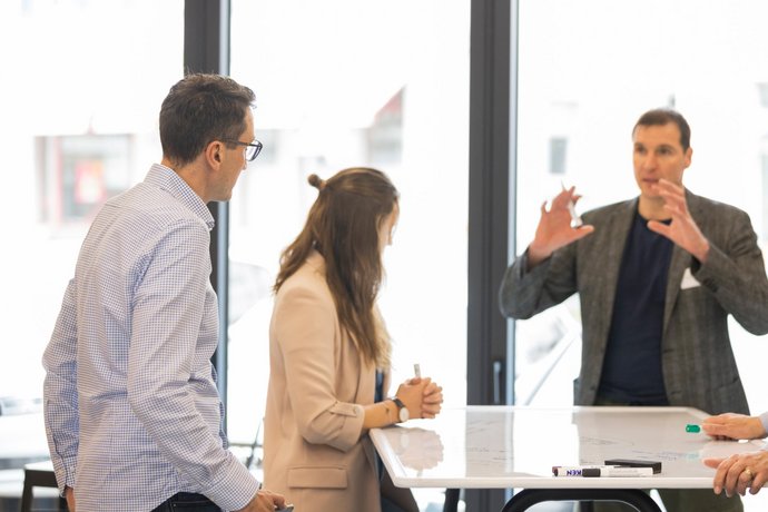 Personen diskutieren Armin Hipper von BUNAWI und Teilnehmer der BUNAWI Inspirations Days