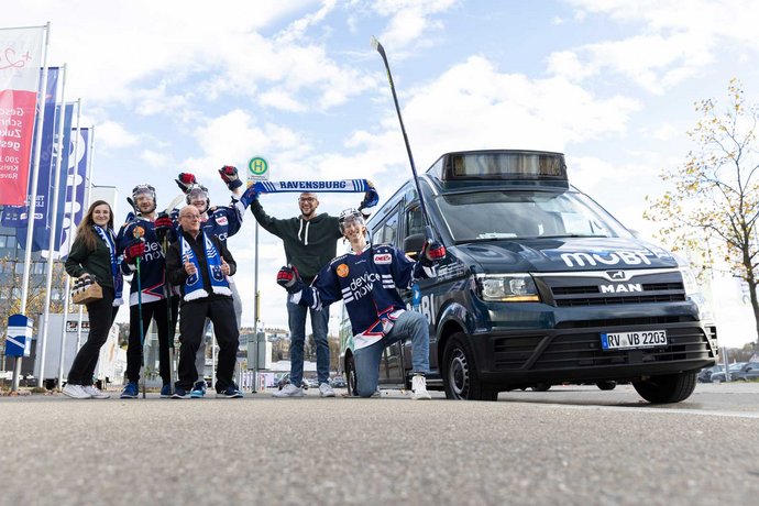 Eishockeyspielder der Towerstars stehen vor dem MOBI