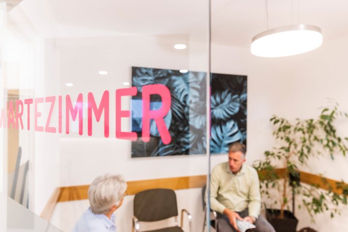 Ein Mann sitzt in einem Wartezimmer