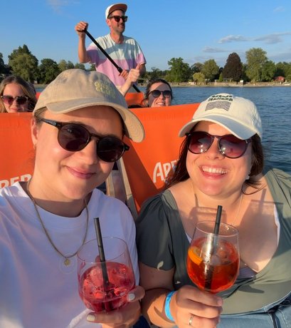 Zwei AB3-Mitarbeiterinnen machen mit Drinks ein Selfie auf einer schwimmenden Plattform auf dem Bodensee.