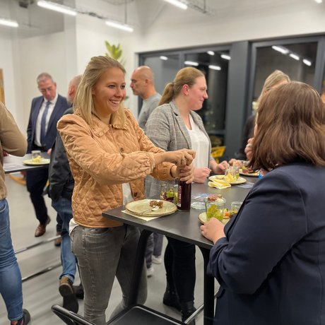 Netzwerk-Abend beim Talent Talk Abendessen Fingerfood bei der Veranstaltung Talent Talk lachende Menschen