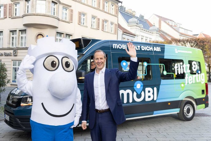 OB Dr. Rapp und Turmmaskottchen Mehli vor dem MOBI