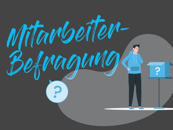Mann steht fragend am Briefkasten