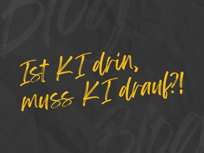 Dunkelgraue Bloggrafik mit gelber handschriftlicher Aufschrift „KI drin. Muss KI drauf?“ zum Thema KI-Kennzeichnungspflicht.